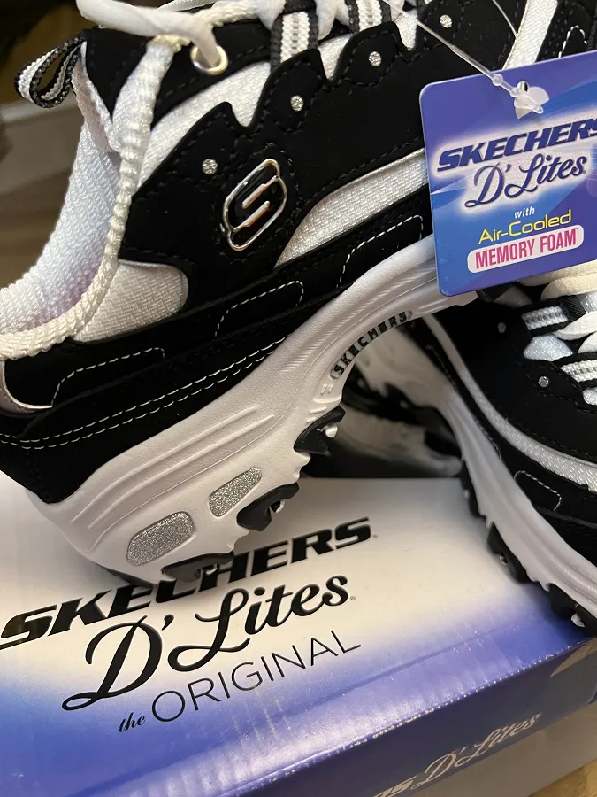 Кроссовки Skechers D’Lites женские, черно-белые